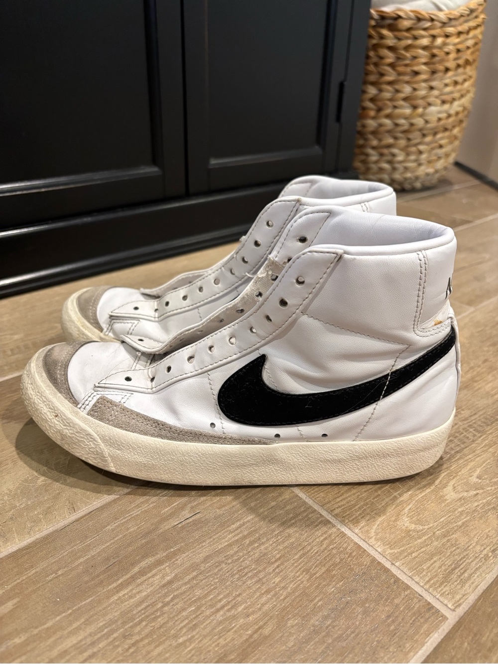 Nike Blazer Mid '77 Vintage Women’s High Top Sneakers White Black 6.5 Leather